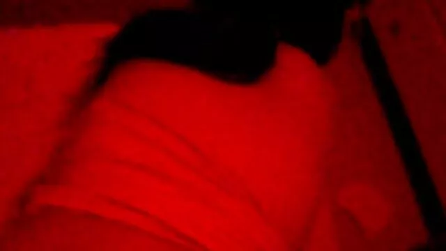 Asiatische Schlampe saugt und erfreut den Schwanz intensiv nackte reife mösen