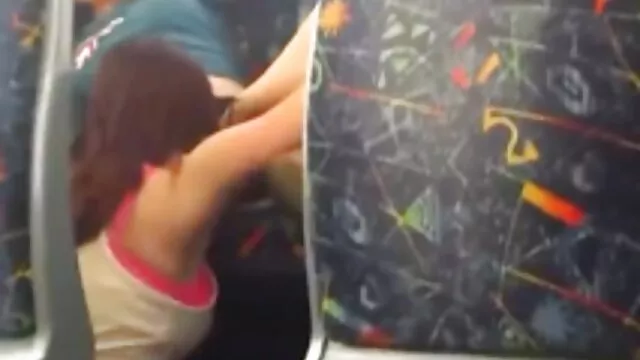 Füllung Ihrer tätowierten kitty mit sexy reife frauen nackt einem rosa Spielzeug