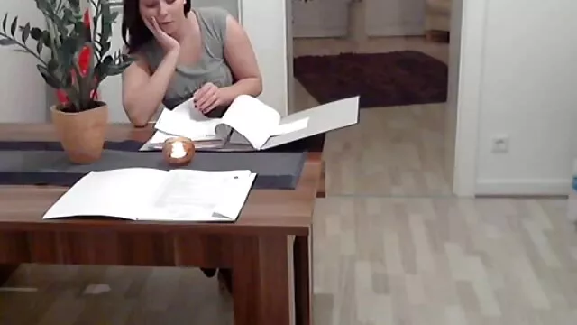 Nozomi Nishiyama scheint geil und eifrig reife ältere frauen nackt zu pla