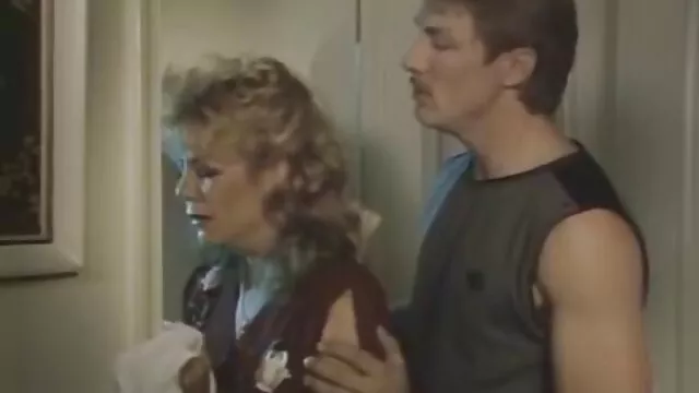 EDPOWERS-Cute latina Malina reife nackte oma spielt mit zwei vintage Schwänze