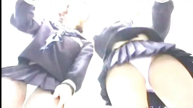 Nuttig japanische Küken Airi Tachibana spreizt nackte reife girls Beine für hardcore pounding